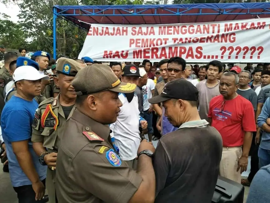 Eksekusi Makam Wareng di Tangerang Ricuh Eksekusi Makam Wareng di Tangerang Ricuh