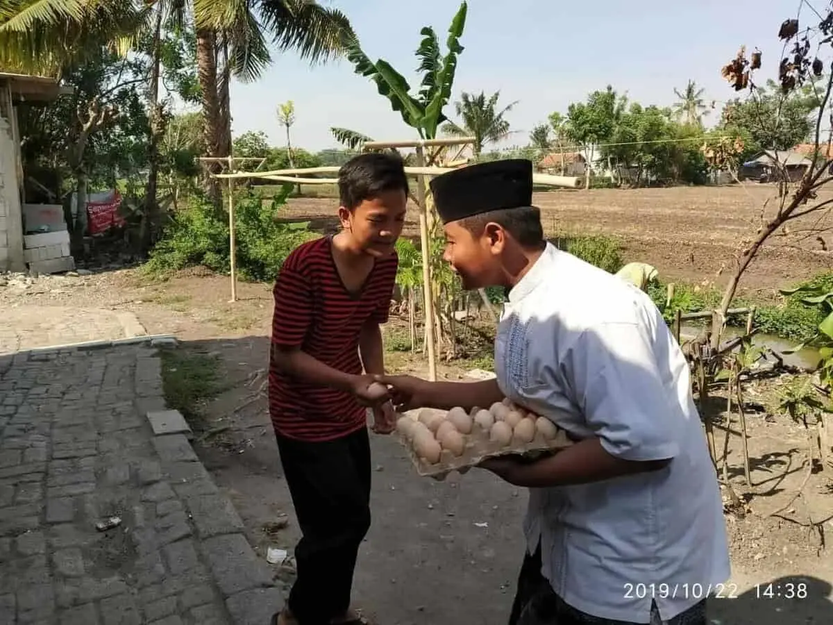 HSN, Santri Rawalini Berbagi Seribu Telur HSN, Santri Rawalini Berbagi Seribu Telur