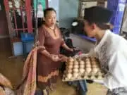 HSN, Santri Rawalini Berbagi Seribu Telur HSN, Santri Rawalini Berbagi Seribu Telur