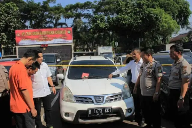 Gelapkan Belasan Mobil Rental, Dua Pengusaha Ditangkap Polisi Gelapkan Belasan Mobil Rental, Dua Pengusaha Ditangkap Polisi