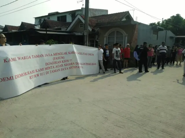 Bangunan Kios Ditanah Fasum Diprotes Warga Taman Jaya Cipondoh Bangunan Kios Ditanah Fasum Diprotes Warga Taman Jaya Cipondoh