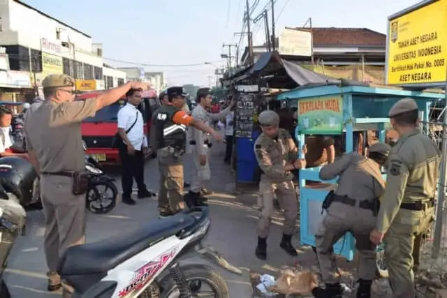 Satpol PP Tertibkan PKL di Pasar Serpong Satpol PP Tertibkan PKL di Pasar Serpong