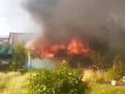 Ditinggal Saat Masak 2 Rumah Ludes Terbakar Ditinggal Saat Masak 2 Rumah Ludes Terbakar