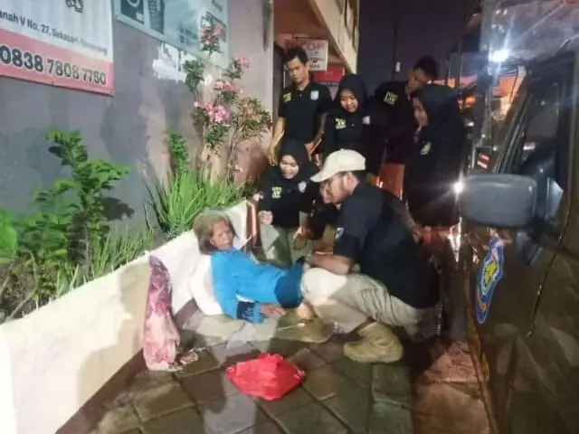Diduga Dibuang Sang Anak, Ibu Tua Direspon Cepat Satpol PP Diduga Dibuang Sang Anak, Ibu Tua Direspon Cepat Satpol PP