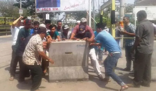 Tabrak Aturan, Sekelompok Warga Bongkar Paksa Portal Sungai Turi Tabrak Aturan, Sekelompok Warga Bongkar Paksa Portal Sungai Turi