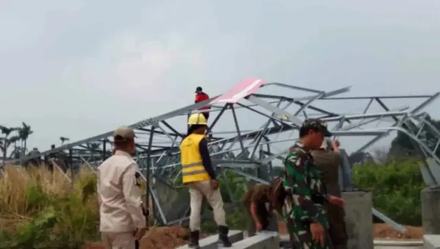 Melanggar Aturan, Dua Menara BTS Dibongkar Paksa Petugas Melanggar Aturan, Dua Menara BTS Dibongkar Paksa Petugas