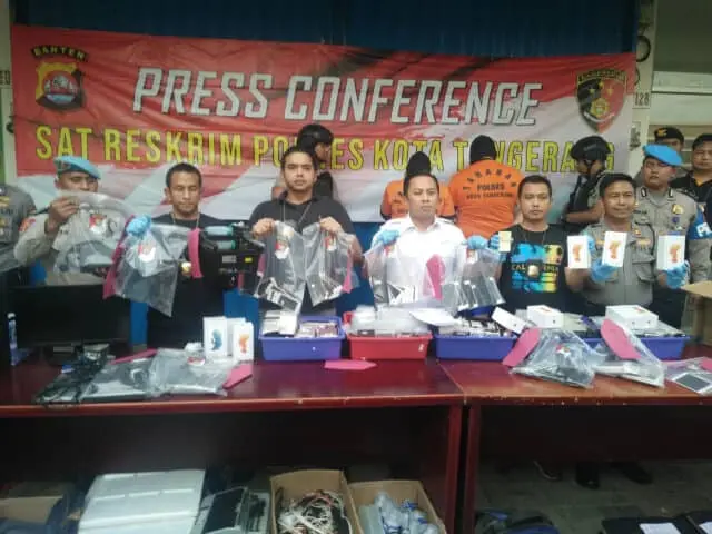 Handphone Rusak Dari Singapura Direkondisi dan Dijual Online
