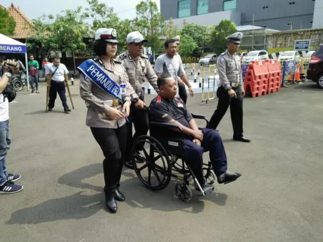 Semangat Para Dipable Dapatkan SIM D Di Polresta Tangerang Semangat Para Dipable Dapatkan SIM D Di Polresta Tangerang