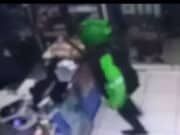 Viral, Kawanan Rampok Gasak Mini Market, Satu Pelaku Berseragam Ojol Viral, Kawanan Rampok Gasak Mini Market, Satu Pelaku Berseragam Ojol