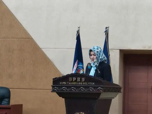 Airin Sampaikan Nota Pengantar Rancangan Peraturan Daerah Airin Sampaikan Nota Pengantar Rancangan Peraturan Daerah