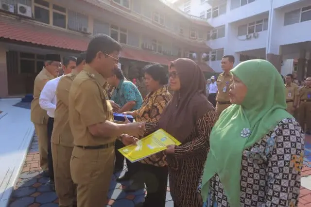 Wakil Walikota Tangerang Serahkan 14 SK Pensiun Wakil Walikota Tangerang Serahkan 14 SK Pensiun