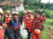 Bocah Tenggelam Di Ciputat Ditemukan Tim SAR Gabungan Bocah Tenggelam Di Ciputat Ditemukan Tim SAR Gabungan