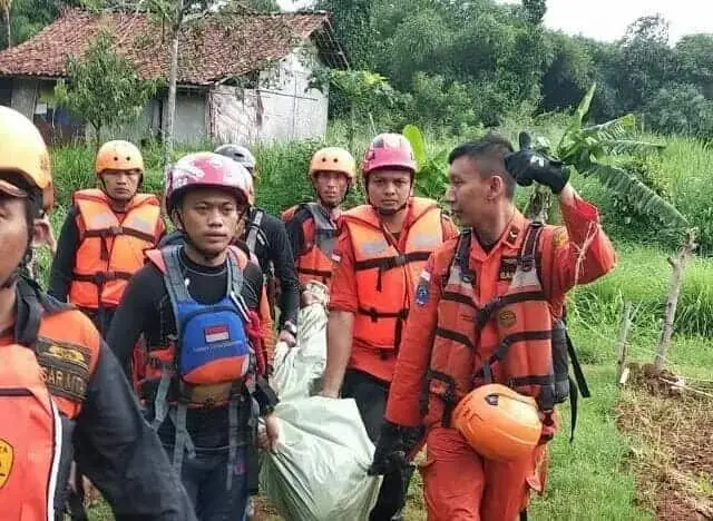 Bocah Tenggelam Di Ciputat Ditemukan Tim SAR Gabungan Bocah Tenggelam Di Ciputat Ditemukan Tim SAR Gabungan