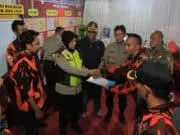 Bersama Ormas Polsek Karawaci Jaga Kenyamanan Malam Misa Natal 2019 Bersama Ormas Polsek Karawaci Jaga Kenyamanan Malam Misa Natal 2019