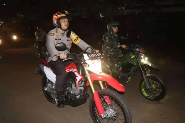 Naik Motor, Kapolres dan Dandim Pantau Situasi Malam Natal di Tangerang Naik Motor, Kapolres dan Dandim Pantau Situasi Malam Natal di Tangerang