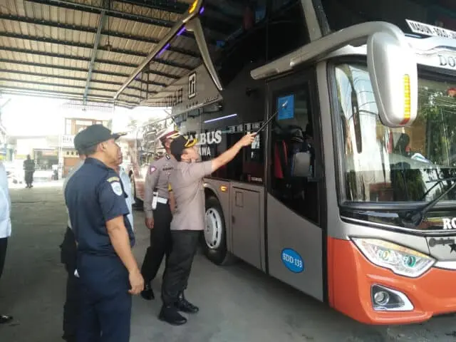 Libur Nataru, Polresta Tangerang Lakukan Cek Bus dan Urine Pengemudi Libur Nataru, Polresta Tangerang Lakukan Cek Bus dan Urine Pengemudi