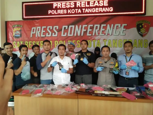 Ditangkap Polisi, Dari Jual Sayur Jadi Perakit Senpi Ditangkap Polisi, Dari Jual Sayur Jadi Perakit Senpi