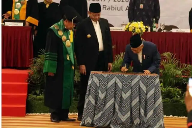 WH Dampingi Ma’ruf Amin Menghadiri Wisuda UIN SMHB WH Dampingi Ma’ruf Amin Menghadiri Wisuda UIN SMHB