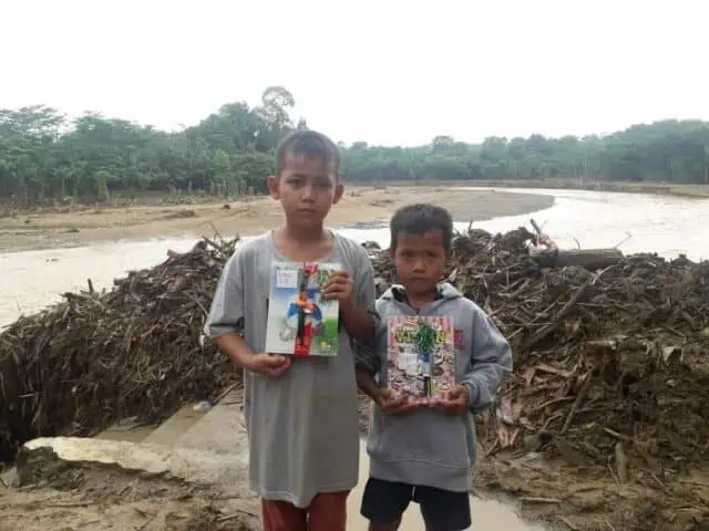 Melalui Gerakan Cepcep Ciberang, Komunitas Akar Pohon Bagikan Paket Buku Tulis Melalui Gerakan Cepcep Ciberang, Komunitas Akar Pohon Bagikan Paket Buku Tulis