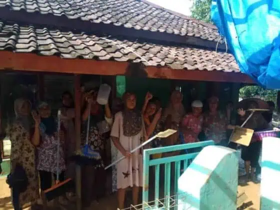 Melalui Gerakan Cepcep Ciberang, Komunitas Akar Pohon Bagikan Paket Buku Tulis