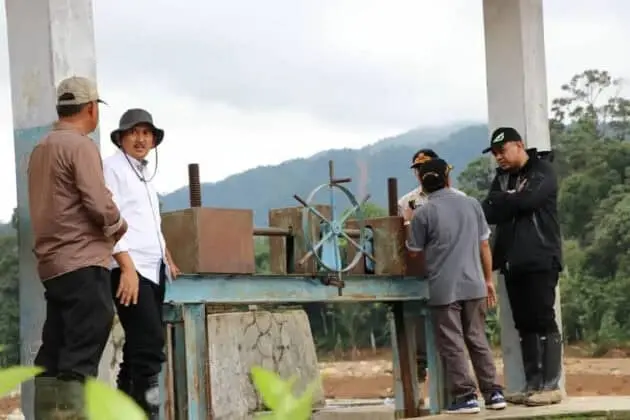 Didampingi Wakil Bupati Lebak, Bupati Tangerang Tinjau Korban Banjir di Kabupaten Lebak