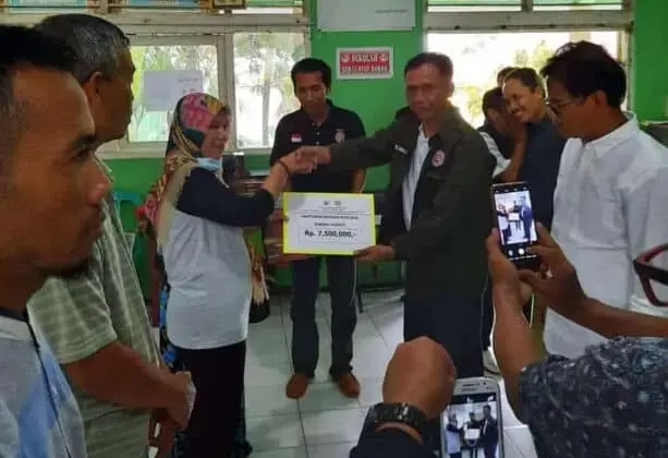 DISDIKBUD & PGRI Lebak Salurkan Bantuan kepada Guru Terdampak Bencana Alam