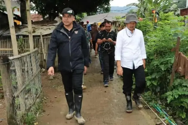 Didampingi Wakil Bupati Lebak, Bupati Tangerang Tinjau Korban Banjir di Kabupaten Lebak