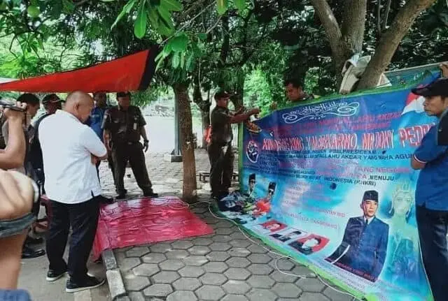 Setelah Kerajaan Agung Sejagat dan Sunda Empire, Warga Tangerang Dihebohkan oleh Spanduk King of The King Setelah Kerajaan Agung Sejagat dan Sunda Empire, Warga Tangerang Dihebohkan oleh Spanduk King of The King