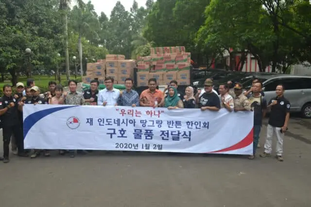Warga Korea Bersama Jaring 426 KODIM 0506/Tgr, Salurkan Bantuan Untuk Korban Banjir Warga Korea Bersama Jaring 426 KODIM 0506/Tgr, Salurkan Bantuan Untuk Korban Banjir