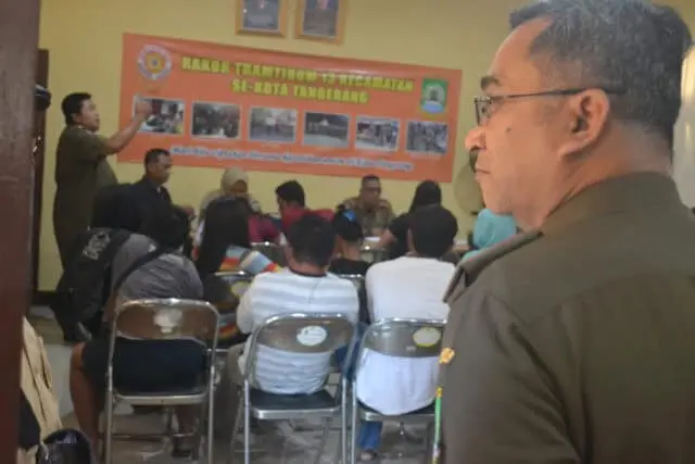 Pol PP Kota Tangerang Amankan Pasangan Sedang Berselingkuh di Hotel Pol PP Kota Tangerang Amankan Pasangan Sedang Berselingkuh di Hotel