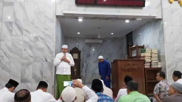 Gubernur Banten Jumatan Bersama Warga Terdampak Banjir di Masjid Pinang Griya Gubernur Banten Jumatan Bersama Warga Terdampak Banjir di Masjid Pinang Griya