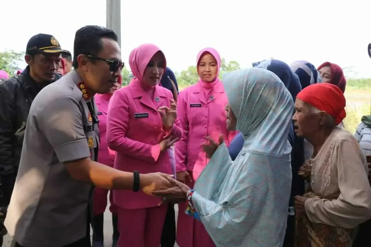 Sambangi Korban Banjir, Kaporesta Tangerang Serahkan Paket Sembako Sambangi Korban Banjir, Kaporesta Tangerang Serahkan Paket Sembako