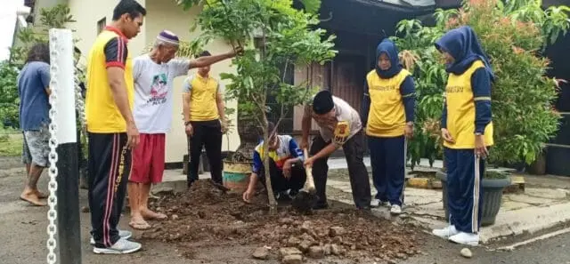 Peduli Penghijauan, Polsek Curug Tanam Puluhan Batang Pohon Peduli Penghijauan, Polsek Curug Tanam Puluhan Batang Pohon