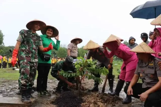 Antisipasi Bencana Alam, Polresta Tangerang Tanam 250 Pohon Antisipasi Bencana Alam, Polresta Tangerang Tanam 250 Pohon