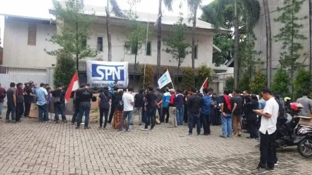 Unras Karyawan PT. Lea Sanent, Polsek Karawaci Lakukan Pengamanan Unras Karyawan PT. Lea Sanent, Polsek Karawaci Lakukan Pengamanan