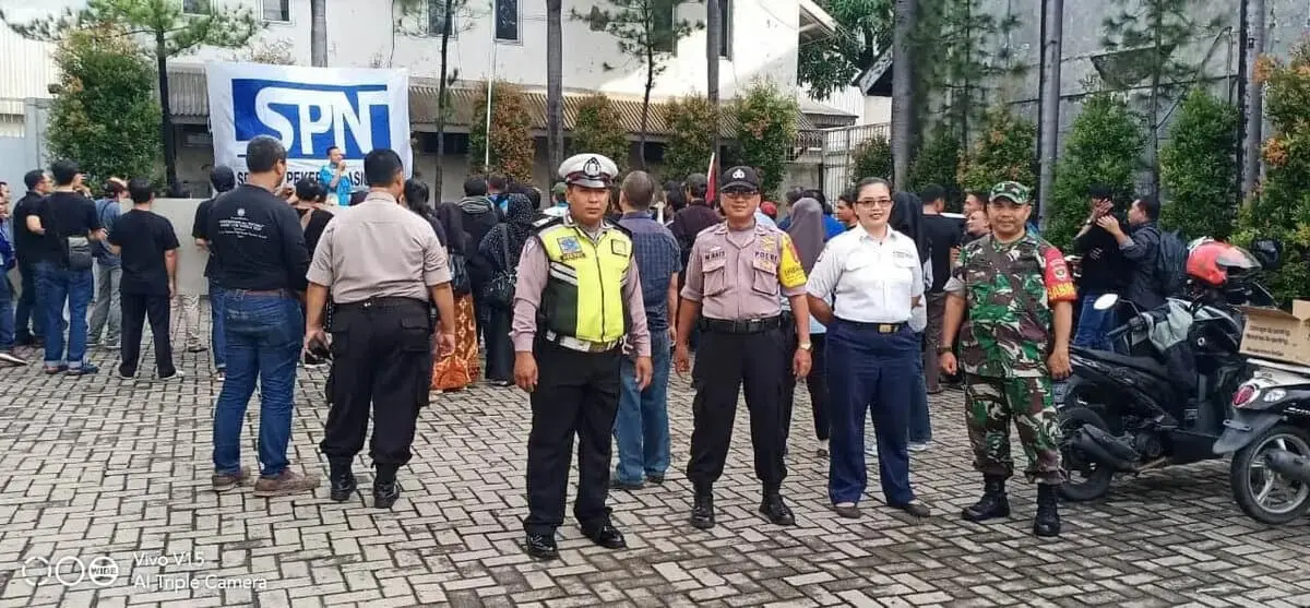 Unras Karyawan PT. Lea Sanent, Polsek Karawaci Lakukan Pengamanan Unras Karyawan PT. Lea Sanent, Polsek Karawaci Lakukan Pengamanan