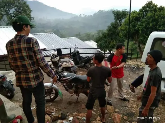 Baleno Club Tangerang Distribusikan Bantuan ke Lebak, Tempuh Jalan Terjal Berbatu Baleno Club Tangerang Distribusikan Bantuan ke Lebak, Tempuh Jalan Terjal Berbatu
