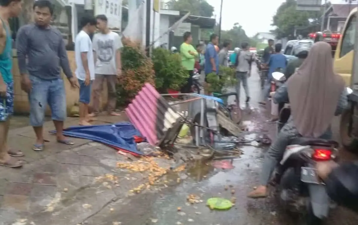 Dump Truk Vs Dump Truk, Gerobak Gorengan Ringsek Dump Truk Vs Dump Truk, Gerobak Gorengan Ringsek