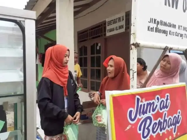 Giat Sosial, Mahasiswa UMT Bagikan Nasi Gratis Giat Sosial, Mahasiswa UMT Bagikan Nasi Gratis