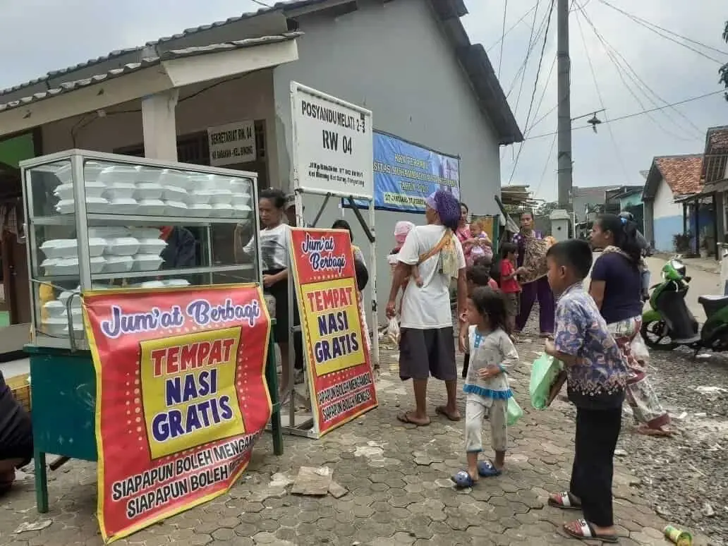 Giat Sosial, Mahasiswa UMT Bagikan Nasi Gratis Giat Sosial, Mahasiswa UMT Bagikan Nasi Gratis