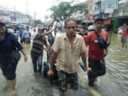 Mengais Rezeki di Musibah Banjir Ciledug Indah Mengais Rezeki di Musibah Banjir Ciledug Indah
