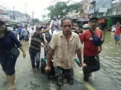 Mengais Rezeki di Musibah Banjir Ciledug Indah Mengais Rezeki di Musibah Banjir Ciledug Indah