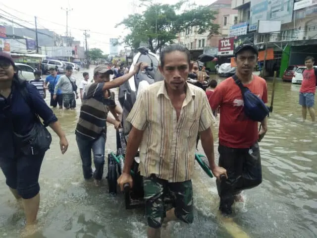 Mengais Rezeki di Musibah Banjir Ciledug Indah Mengais Rezeki di Musibah Banjir Ciledug Indah