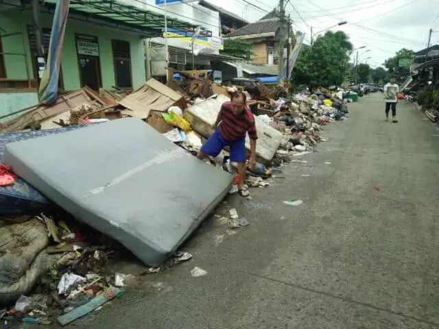 Pasca Dikepung Banjir, Ciledug Indah Kini Dikepung Sampah Pasca Dikepung Banjir, Ciledug Indah Kini Dikepung Sampah