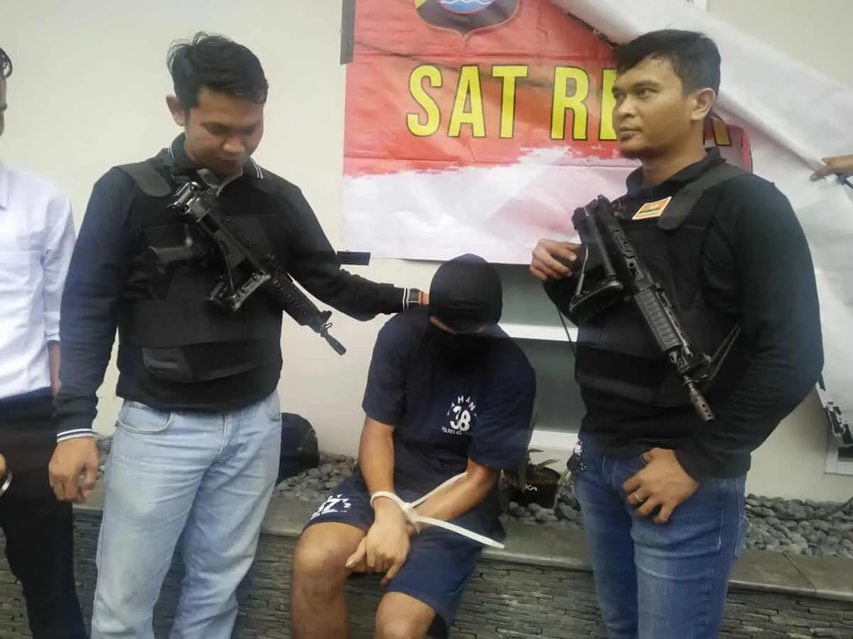 Dua dari Lima Perampok di Tol Jakarta - Merak Ditangkap Dua dari Lima Perampok di Tol Jakarta - Merak Ditangkap