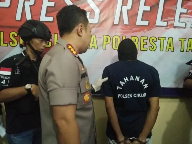 Guru Honorer Ancam dan Setubuhi Murid Hingga Berkali - Kali di Cikupa Guru Honorer Ancam dan Setubuhi Murid Hingga Berkali - Kali di Cikupa