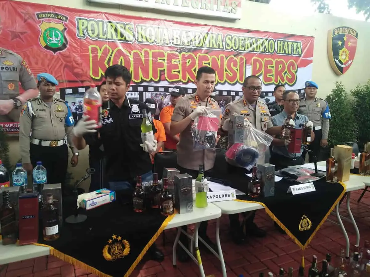 Racik dan Jual Miras Berkelas Tapi Palsu, 4 Pelaku Diamankan Polisi Bandara Racik dan Jual Miras Berkelas Tapi Palsu, 4 Pelaku Diamankan Polisi Bandara