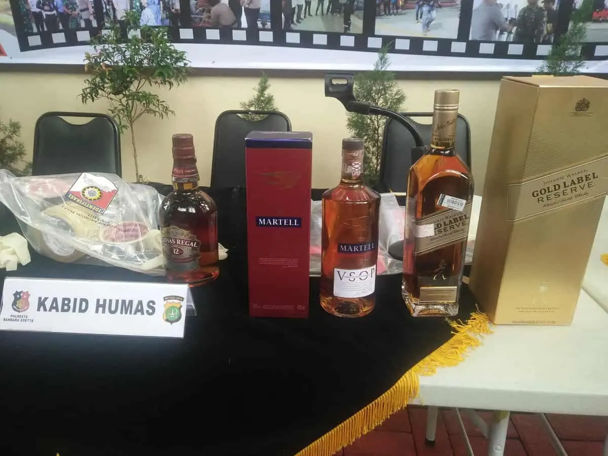 Racik dan Jual Miras Berkelas Tapi Palsu, 4 Pelaku Diamankan Polisi Bandara Racik dan Jual Miras Berkelas Tapi Palsu, 4 Pelaku Diamankan Polisi Bandara