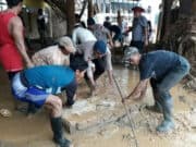 Satbrimob Polda Banten Bersihkan Puing Pasca Bencana Lebak Satbrimob Polda Banten Bersihkan Puing Pasca Bencana Lebak