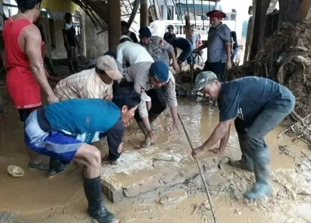 Satbrimob Polda Banten Bersihkan Puing Pasca Bencana Lebak Satbrimob Polda Banten Bersihkan Puing Pasca Bencana Lebak